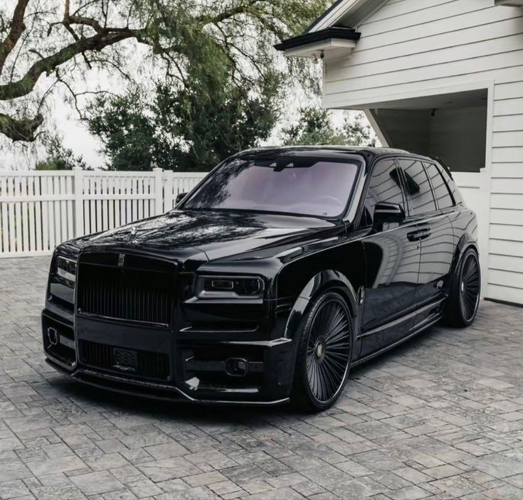 Rolls Royce Cullinan Side View